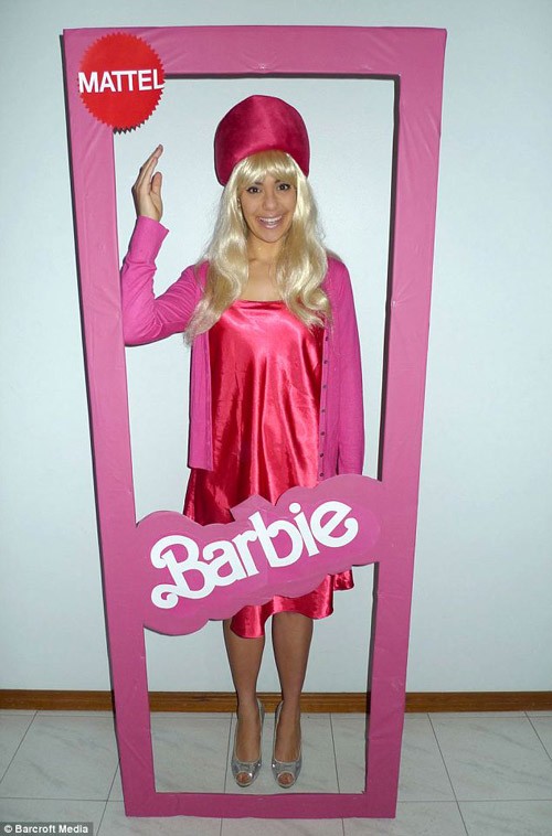 Phục trang theo phong cách búp bê Barbie của cô gái vui tính thêm độc đáo, hài hước với phần bìa cứng giả làm hộp bọc ngoài