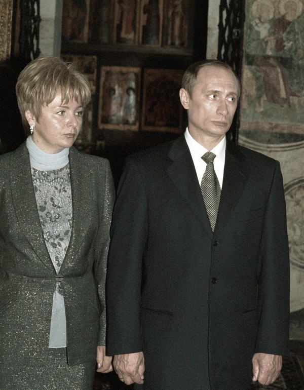 Ông Putin cùng vợ tại điện Kremlin, thủ đô Moscow trong buổi nhậm chức đầu tiên của ông Putin vào năm 2000