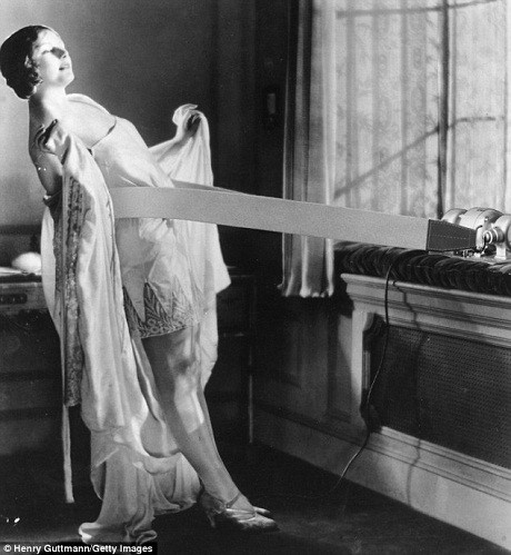 Chiếc máy tập này được phát minh từ thập niên 1920 để giúp phụ nữ sau khi sinh có lại vòng eo thon nhỏ