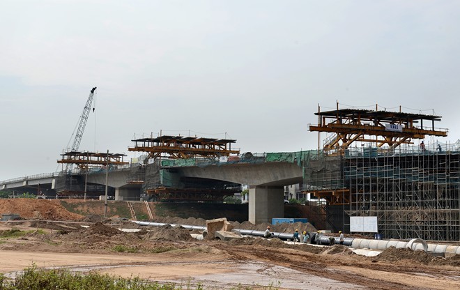 Đường hai đầu cầu có tổng chiều dài là 5.178,8m, đầu cầu phía bờ Bắc vẫn đang khá dở dang và chậm chạp