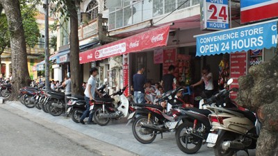 Khoảng 5 giờ chiều các quán trà chanh vỉa hè đã kín khách