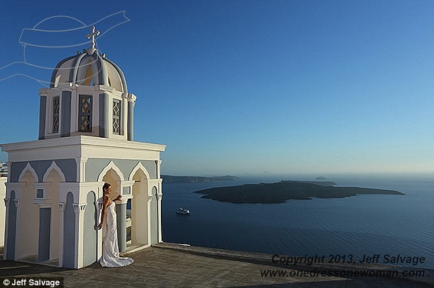 Trước mặt Jennifer là bầu trời màu xanh và nước biển ở Santorini