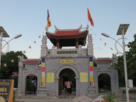 Các công trình tôn giáo được tôn tạo trên một loạt đảo cho thấy chủ quyền của chúng ta được biểu hiện trong mọi lĩnh vực. Trong ảnh: Chùa trên đảo Trường Sa Lớn do các phật tử đóng góp tôn tạo