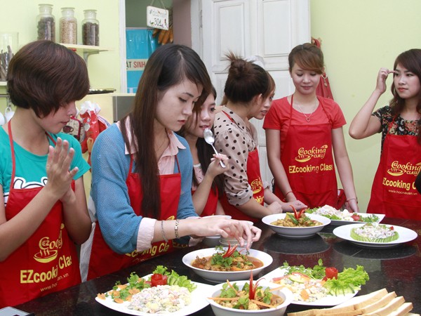 Các bạn cũng được hướng dẫn bài trí món ăn một cách có thẩm mỹ
