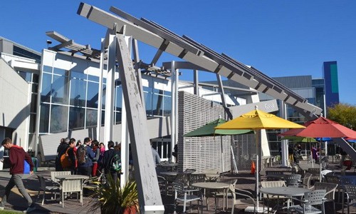 Kiến trúc độc đáo trước hội sở chính Googleplex ở Mountain View, California. (Ảnh: Quang Tuyến/Vietnam+)