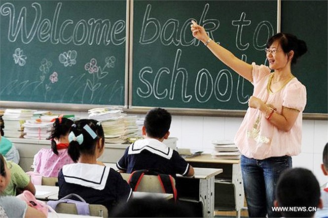 Giáo viên trường tiểu học Qianbajia, Bắc Kinh chào mừng học sinh trở lại trường học sau kỳ nghỉ hè