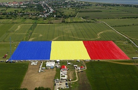 Romania lập Kỷ lục Guiness hồi tháng 5/2013 với lá quốc kỳ lớn nhất thế giới - dài 350 m, rộng 227 m