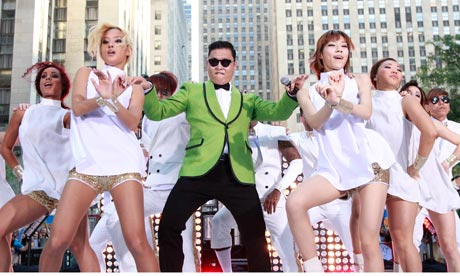 Gangnam là một quận giàu có của thủ đô xứ sở kim chi. Điệu nhảy ngựa giễu lối sống phô trương của tầng lớp nhà giàu mới nổi ở quận này.
