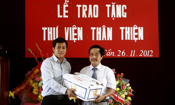 Nhà báo Phong Cầm - Phó Bí thư Chi đoàn Báo Tiền Phong thay mặt đoàn tặng sách, báo cho thư viện