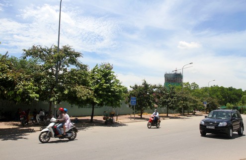Trong khi đó, khu đất án ngữ hai mặt tiền của Ngân hàng CP Ngoại thương Việt Nam (Vietcombank) có diện tích hơn 5.000 m2 bị quây tôn, bỏ hoang 4 năm nay