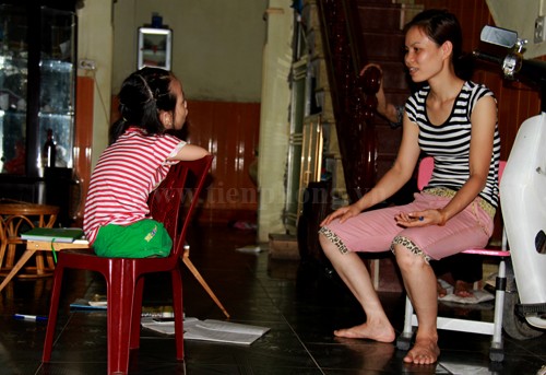 Bé Linh Chi trò chuyện với mẹ. Ảnh: Trường Phong