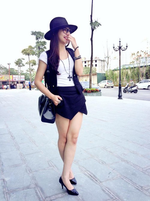 Những món đồ gây sốt trong năm qua như skort, gile vest dáng dài, mũ fedora... đều được cô nàng ứng dụng rất đẹp mắt