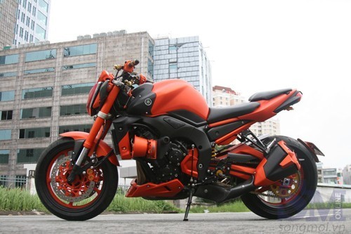 Chiếc Yamaha FZ1 của một người chơi xe ở Sài Gòn được độ lại hầm hố với lớp sơn nhám màu cam nổi bật cùng nhiều đồ chơi khủng khác