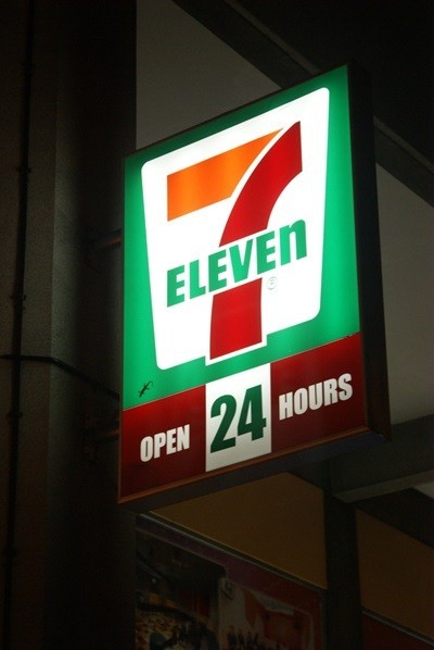 10. 7-Eleven Năm thành lập: 1946 Lĩnh vực: cửa hàng tiện nghi Công ty mẹ hiện tại: Seven & I Holdings, Co. Trụ sở chính hiện tại: Nhật Bản 7-Eleven là một trong những nhà bán lẻ tiện nghi đầu tiên trên thế giới. Jefferson Green, một người làm công tại vùng Dallas đã bắt đầu sự nghiệp kinh doanh của mình khi cung cấp sữa, bánh mỳ và trứng cho một trong những nhà làm kem ở Nam Texas từ năm 1927. Ngày càng nhiều nhà sản xuất kem, vì vậy thị trường tiêu thụ của Jefferson càng rộng mở. Cho đến năm 1946, những cửa hàng này đổi tên thành 7-Eleven. Ngày nay, 7-Eleven là cửa hàng tiện nghi lớn nhất thế giới. Năm 2005, Seven-Eleven Nhật Bản đã hoàn tất hợp đồng mua lại tập đoàn 7-Eleven và trở thành thành viên của Seven & Holdings.