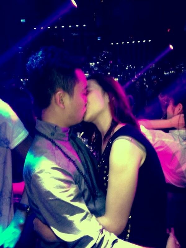 Hình ảnh khóa môi nóng bỏng của Trâm Anh và JustaTee khiến nhiều người ghen tị.
Bài viết: http://news.zing.vn/Nhin-lai-chuyen-tinh-song-gio-cua-hot-girl-Viet-nam-2013-post377463.html#category_featured.noibat
Nguồn Zing News