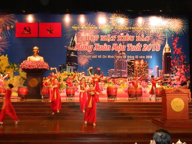 Lãnh đạo TPHCM gặp gỡ kiều bào về nước đón Tết - ảnh 1