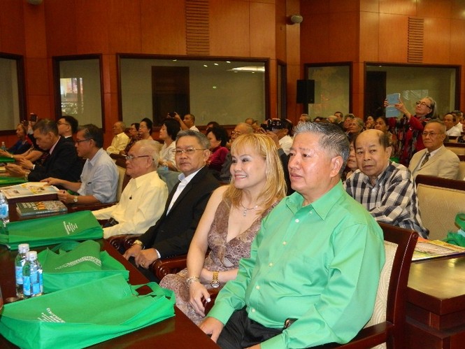 Lãnh đạo TPHCM gặp gỡ kiều bào về nước đón Tết - ảnh 2