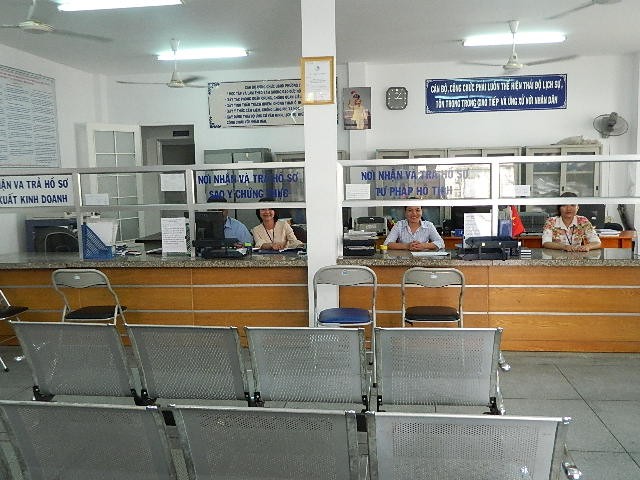 Công sở TPHCM vắng như chùa Bà Đanh - ảnh 2