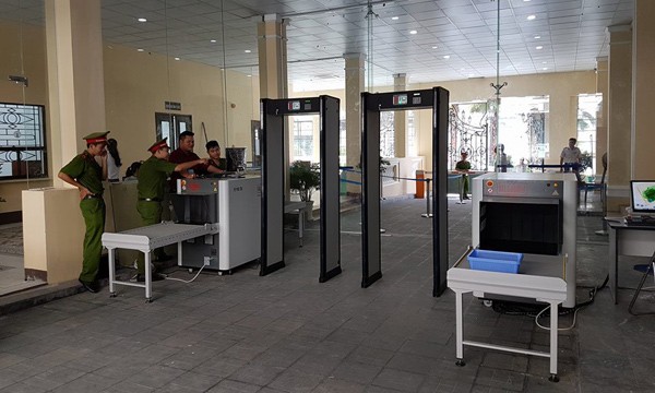 Thắt chặt an ninh tại trụ sở UBND TPHCM - ảnh 2