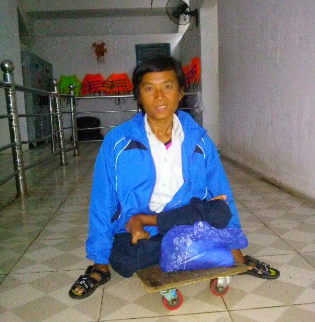 Người khuyết tật dầm mưa thi bơi lội - ảnh 1
