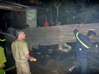 Lửa thiêu rụi tiệm tạp hóa - ảnh 1
