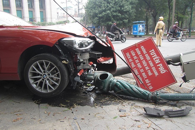 Xe BMW húc đổ cột đèn, một người bị thương - ảnh 4