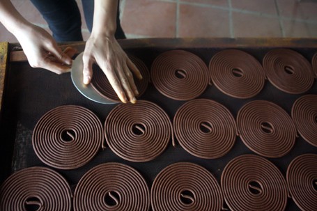 8X bỏ làm sếp ngân hàng về làm hương truyền thống - ảnh 3