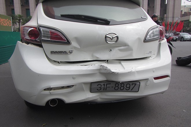 Xe BMW húc đổ cột đèn, một người bị thương - ảnh 5