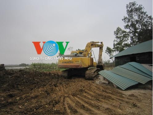 Tai nạn máy múc, bé gái 2 tuổi chết thảm - ảnh 1