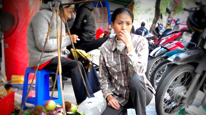 Nữ phu chợ mưu sinh mùa cận Tết - ảnh 1