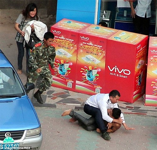 Bị nhà gái phản đối, chàng trai lôi người yêu lên nóc nhà - ảnh 5