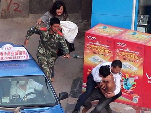 Bị nhà gái phản đối, chàng trai lôi người yêu lên nóc nhà - ảnh 4