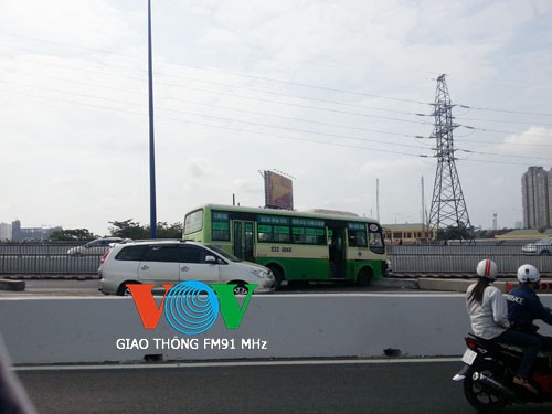 Xe buýt gãy trục đâm văng dải phân cách trên cầu Sài Gòn - ảnh 1