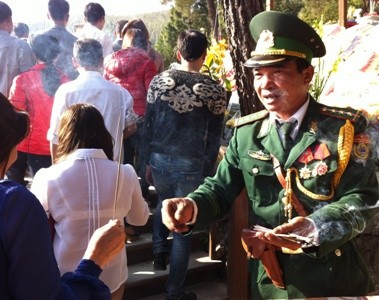 Hàng ngàn người viếng mộ Đại tướng đầu năm - ảnh 2