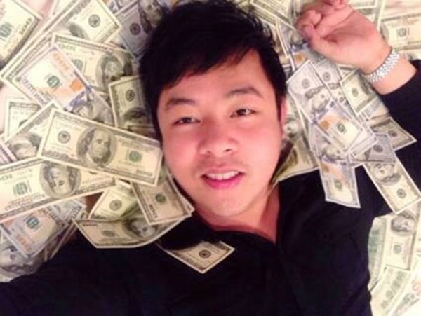 Siêu mẫu Minh Tú chụp ảnh nhét tiền vào ngực - ảnh 4