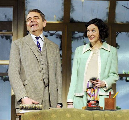 Danh hài Mr Bean ruồng rẫy vợ già, chạy theo tình trẻ - ảnh 1