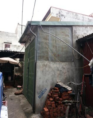 Sự thật đau lòng vụ “mẹ xây lô cốt giữa nhà nhốt con gái 9 tuổi“ - ảnh 1