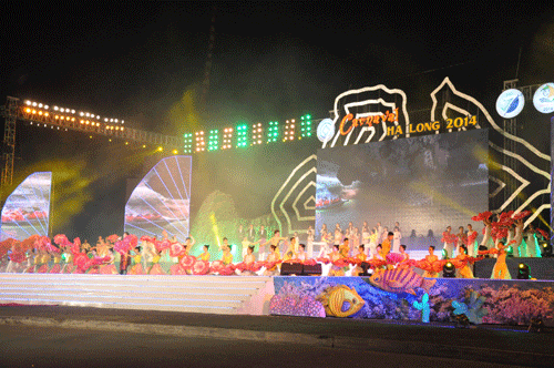 Hồ Quỳnh Hương hát nhép ở Carnaval Hạ Long - ảnh 1