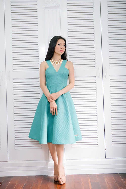 Lệ Quyên sexy với váy xẻ ngực sâu - ảnh 1