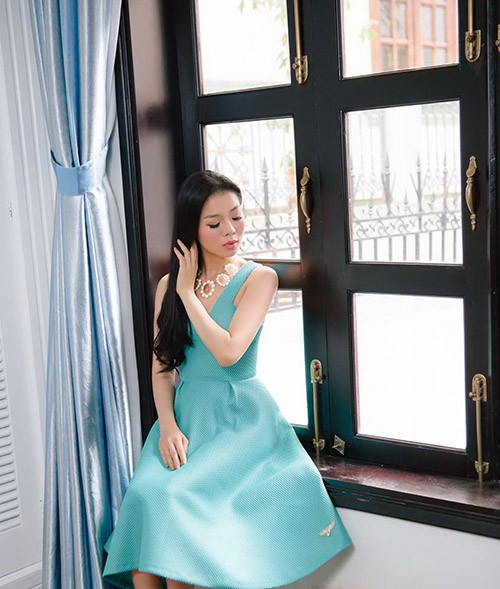 Lệ Quyên sexy với váy xẻ ngực sâu - ảnh 5