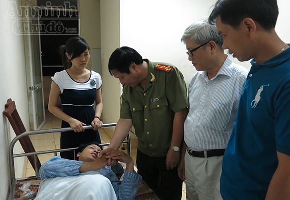 Giám đốc CA Hà Nội thăm hỏi chiến sỹ CSCĐ bị thương - ảnh 1
