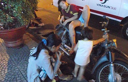 Sự thật 3 mẹ con thê thảm, lê lết ăn xin ở Sài Gòn - ảnh 1