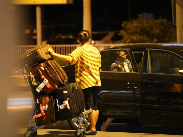 Hồng Ngọc khệ nệ hành lý về Việt Nam một mình - ảnh 9
