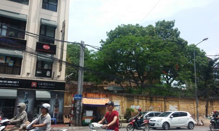 Nhiều phòng thi tốt nghiệp sát nhà dân - ảnh 1