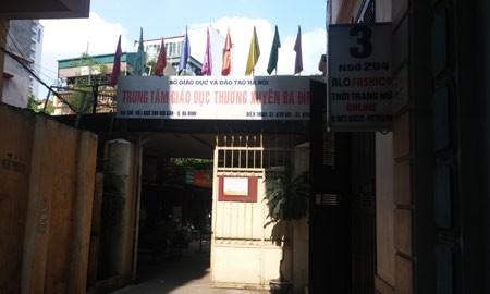 Nhiều phòng thi tốt nghiệp sát nhà dân - ảnh 3