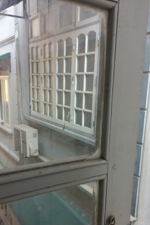 Nhiều phòng thi tốt nghiệp sát nhà dân - ảnh 4