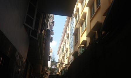 Nhiều phòng thi tốt nghiệp sát nhà dân - ảnh 5
