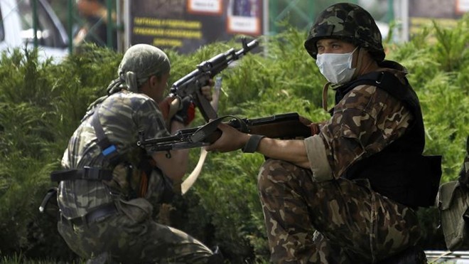 Lực lượng ly khai ở Ukraina chĩa súng vào nhau - ảnh 2