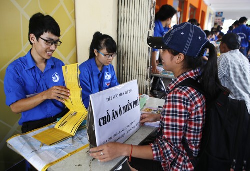Sĩ tử ùn ùn đổ về Hà Nội - ảnh 12