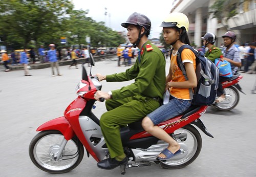 Sĩ tử ùn ùn đổ về Hà Nội - ảnh 16